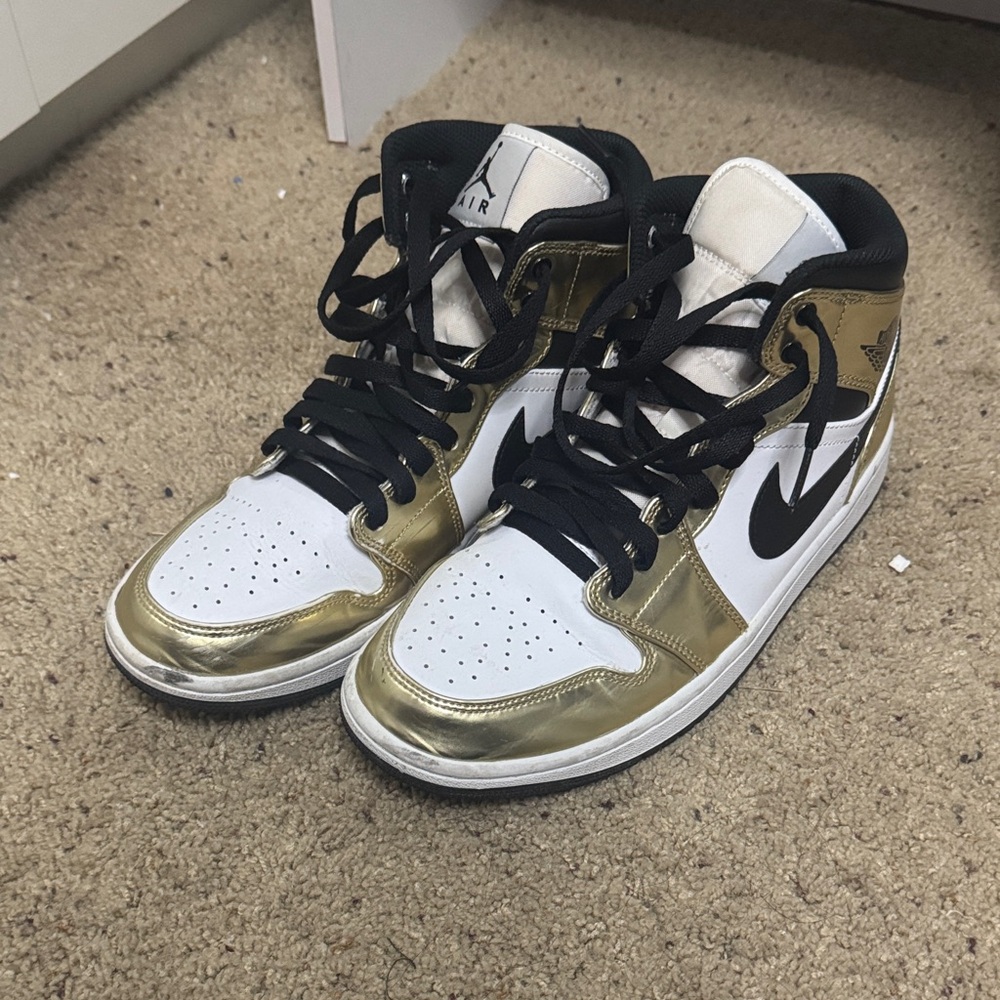 Air Jordan 1 Mid SE metallic gold